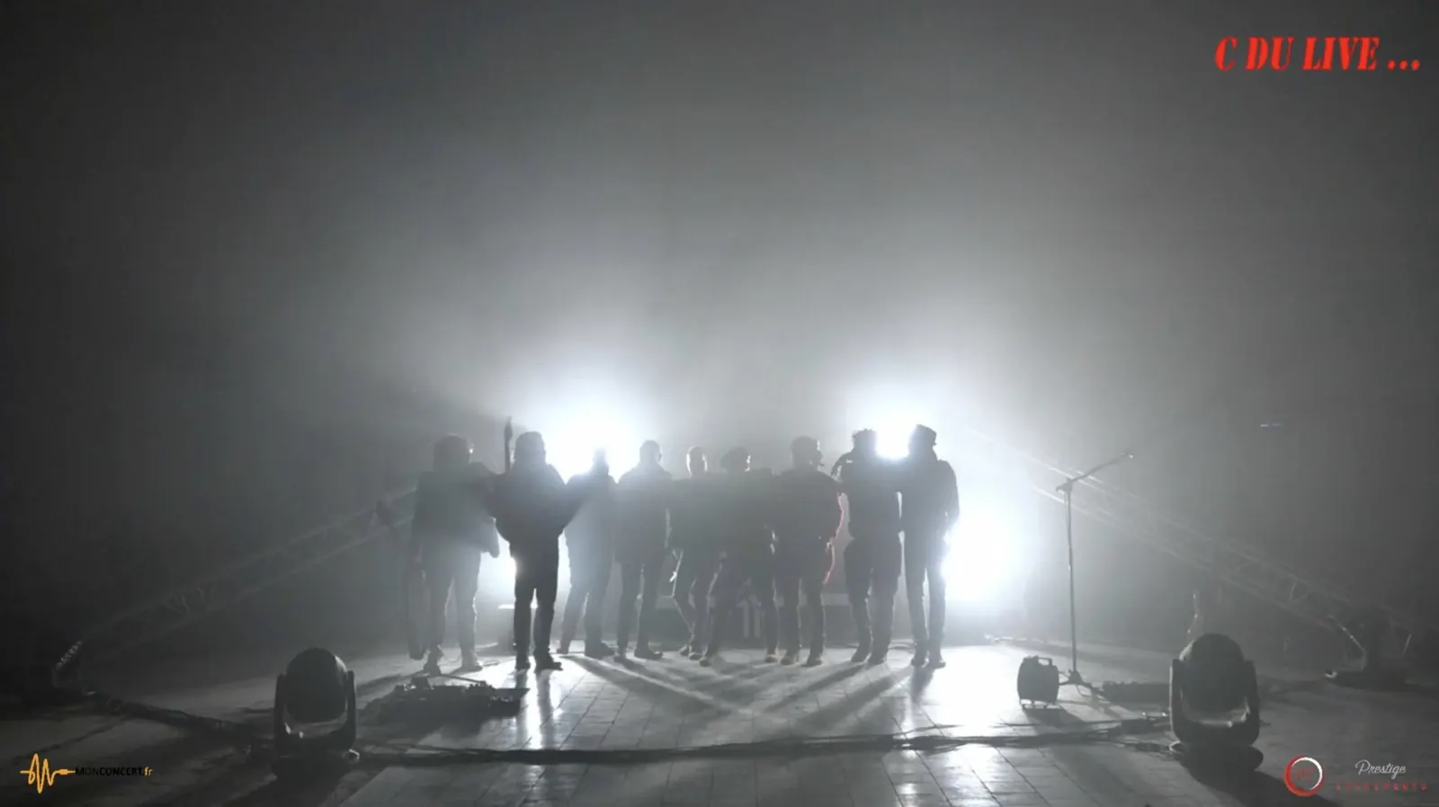 C du Live #1 : les artistes en silhouette à contre-jour sur scène