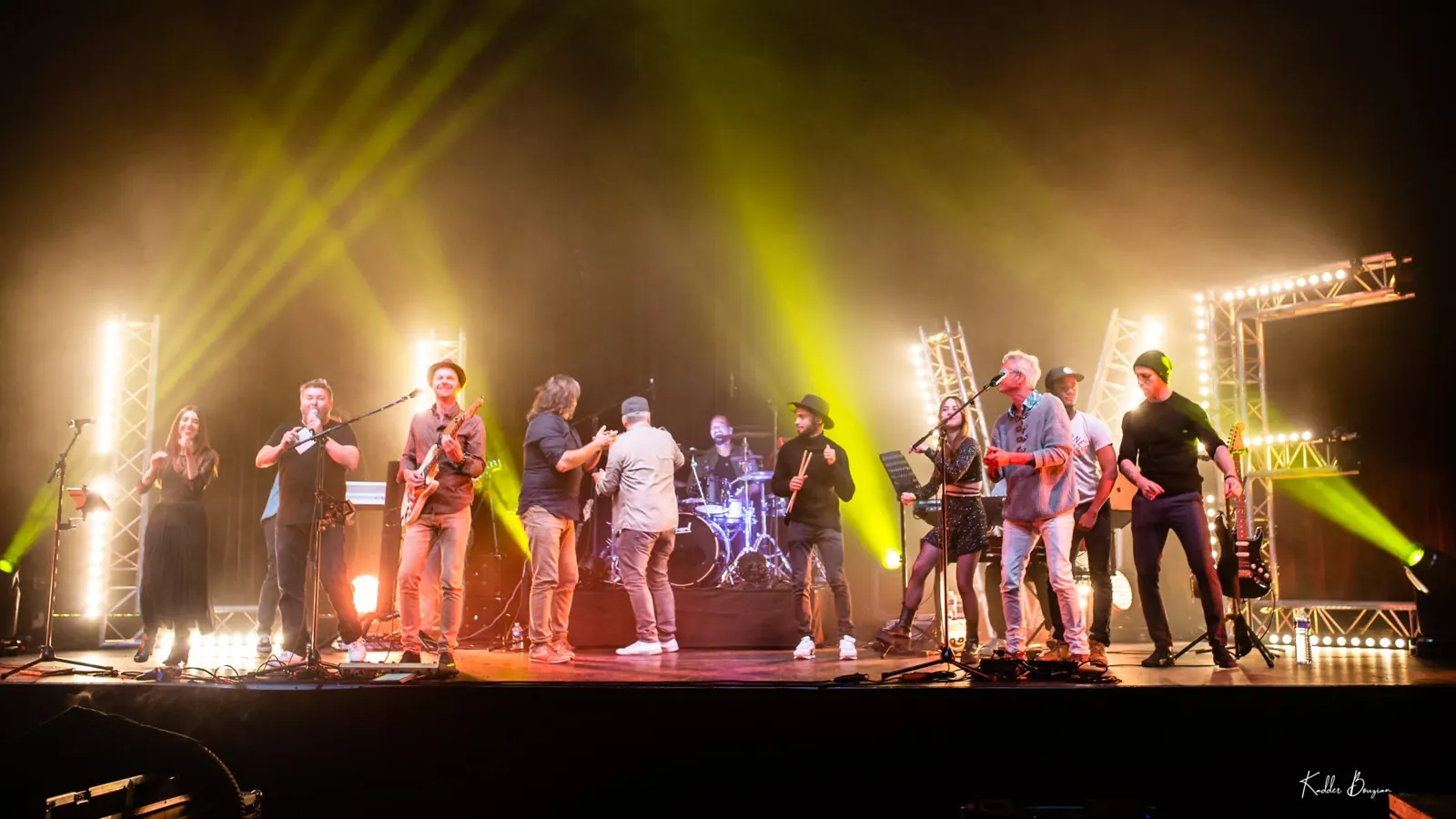 C du Live #2 au Casino JOA : toute la troupe sur scène devant les lettres LIVE