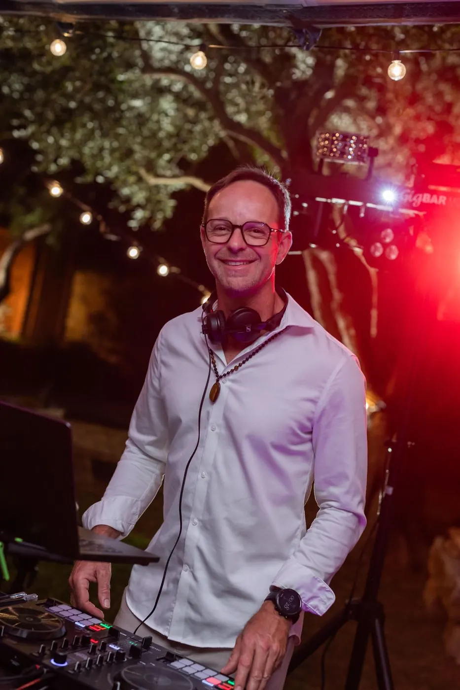 Cédric B. aux platines sous les guirlandes pendant une soirée de mariage