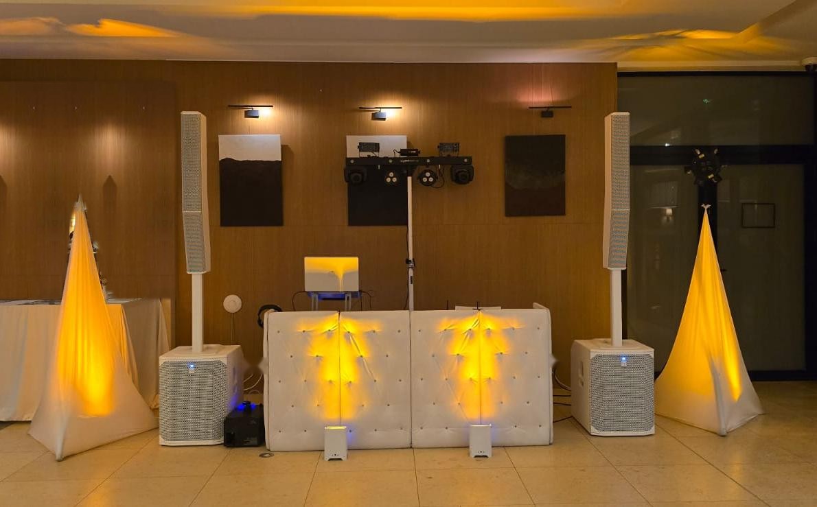 Installation DJ blanche et dorée pour une soirée de mariage