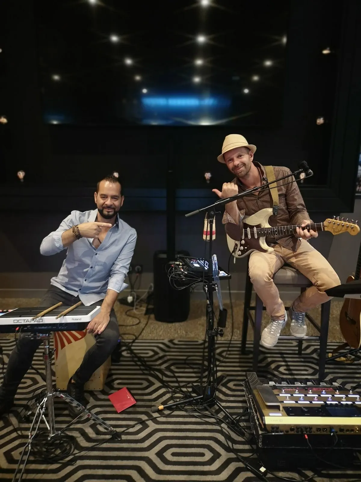 Duo live dans un lounge d'hôtel