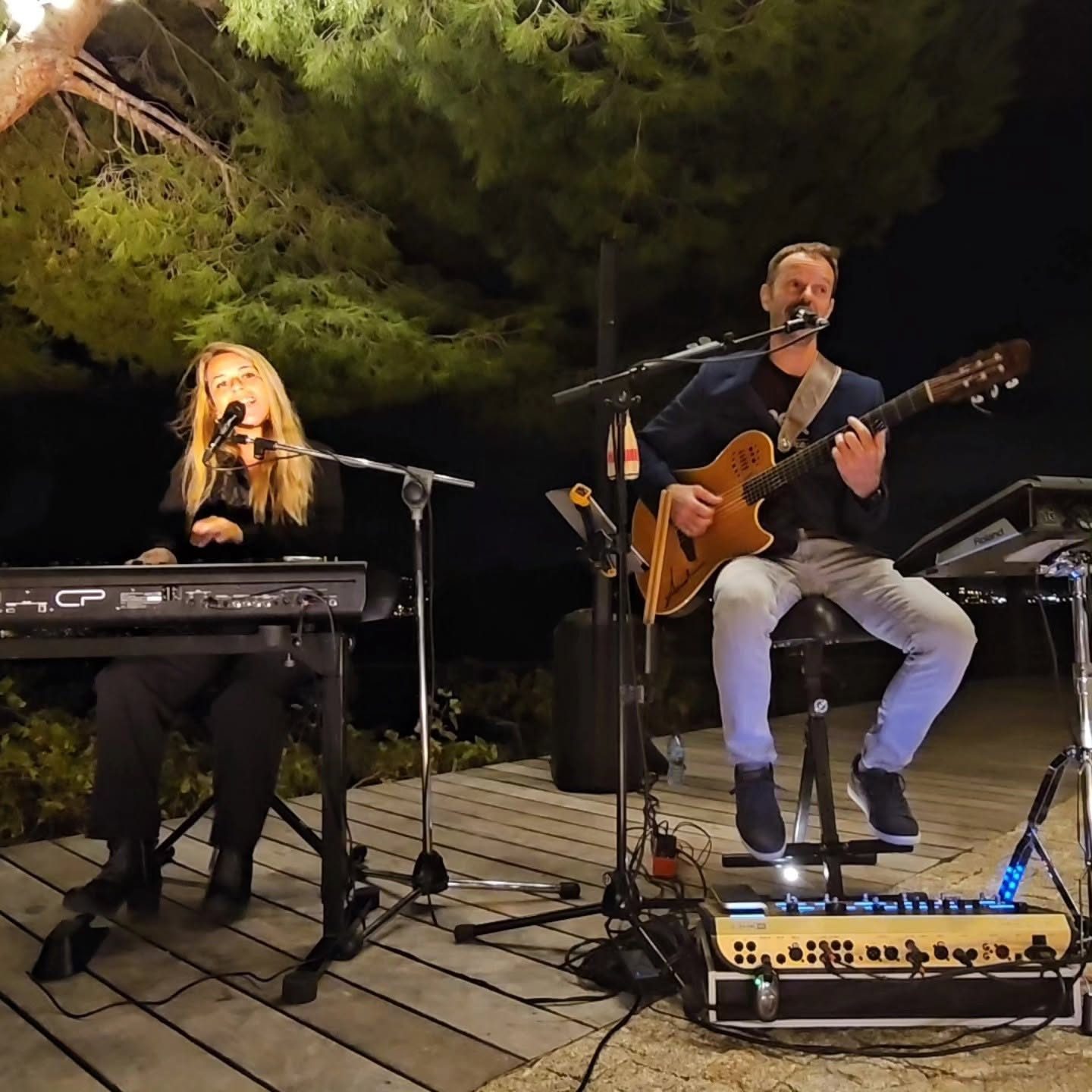 Duo clavier et guitare en terrasse, le soir