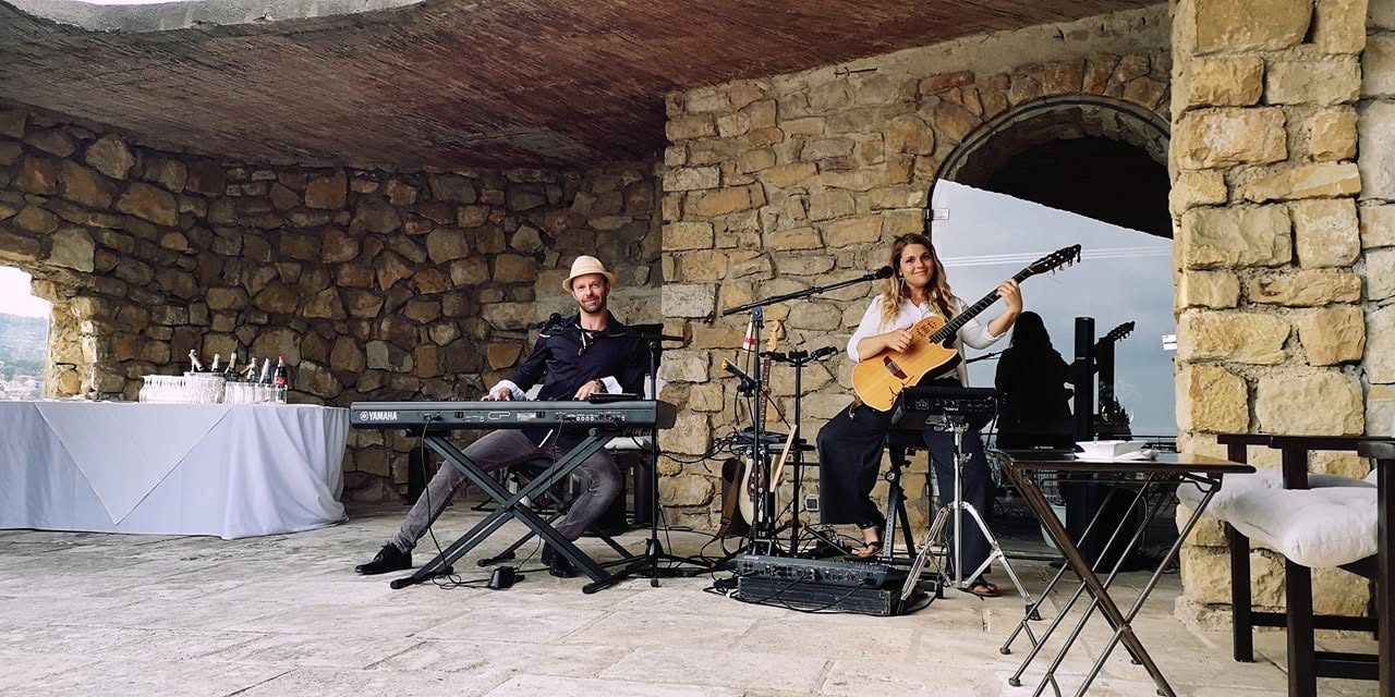 Duo live sur une terrasse en pierre