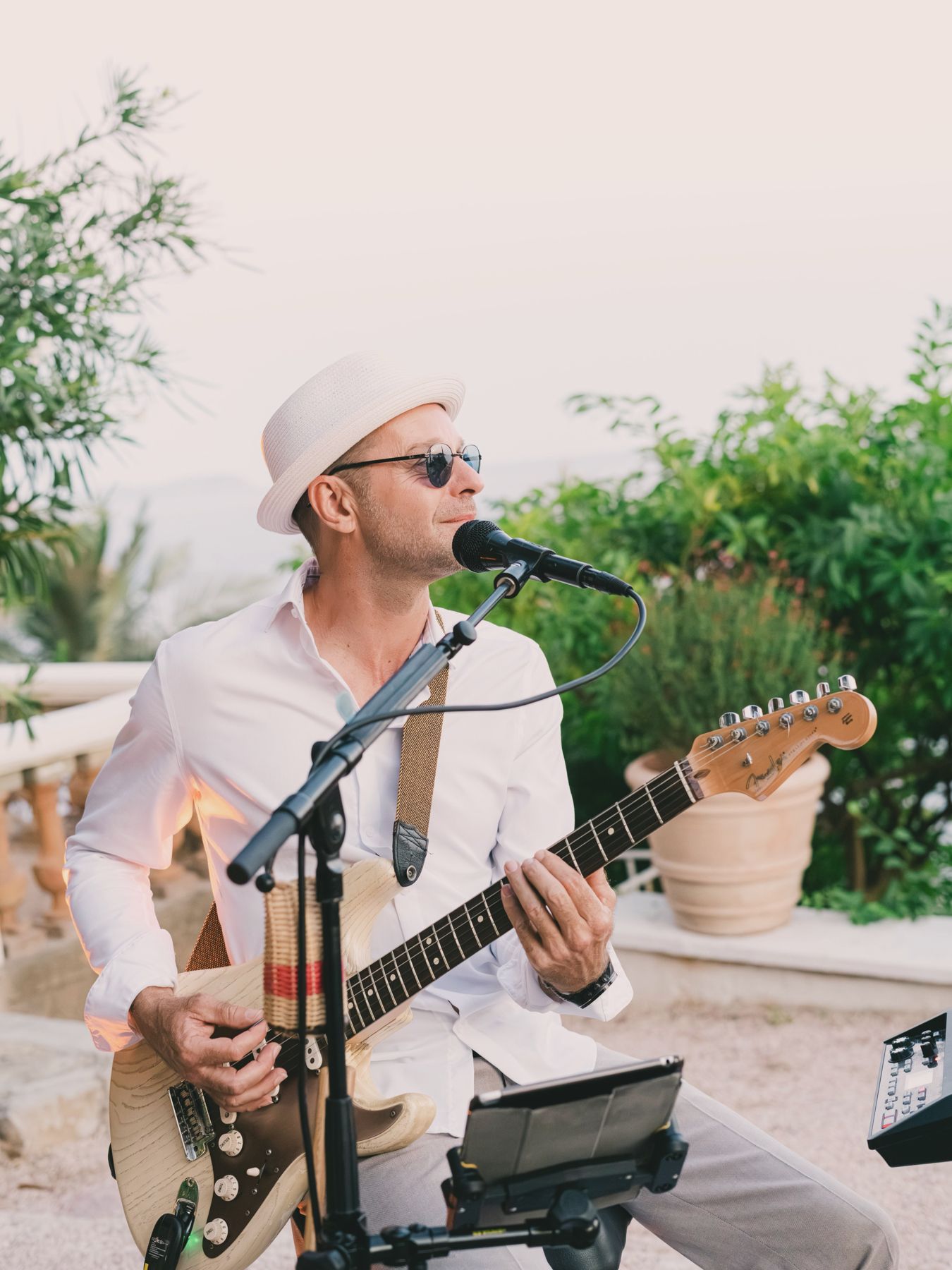 Cédric à la guitare en terrasse