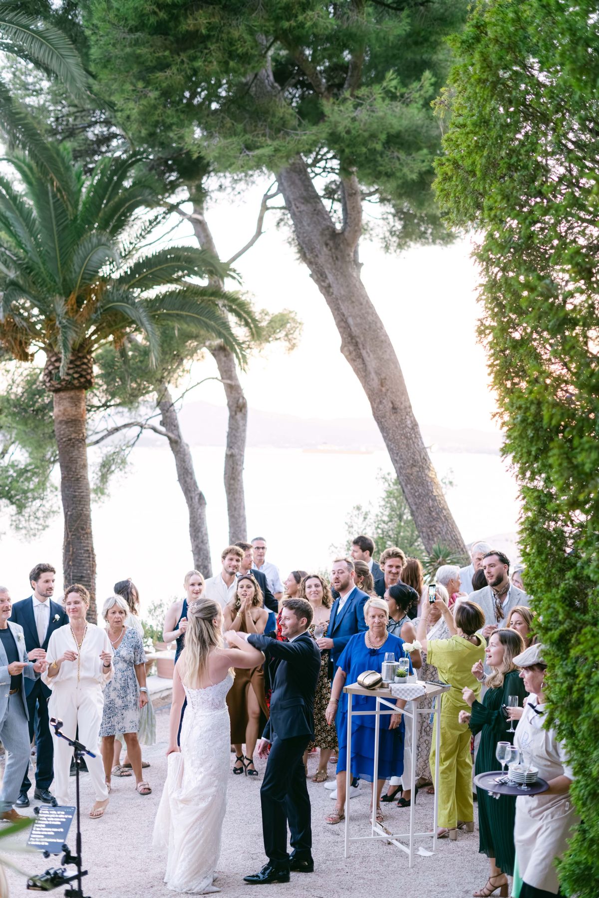 Cocktail de mariage sous les pins, face à la mer