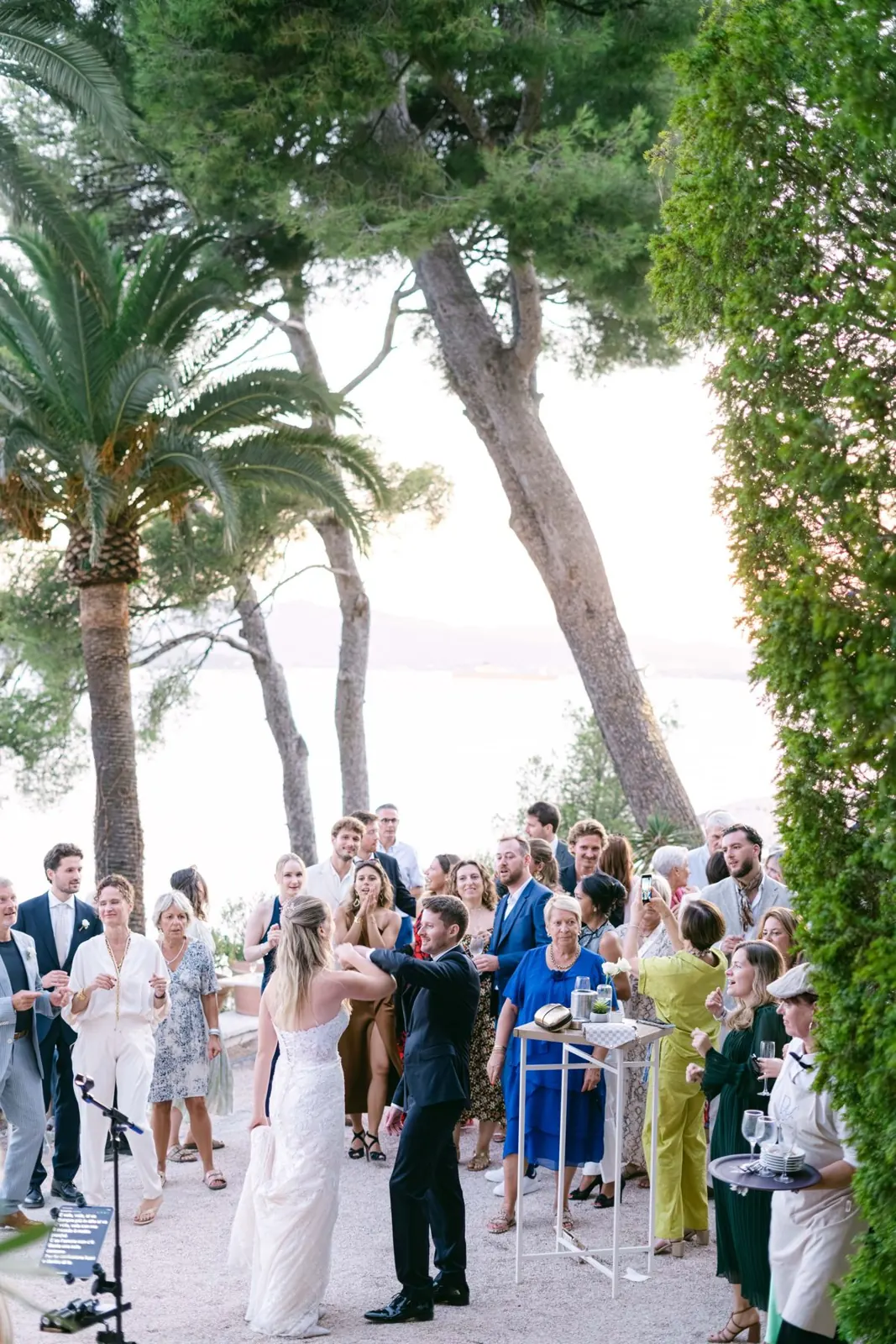 Cocktail de mariage sous les pins, face à la mer