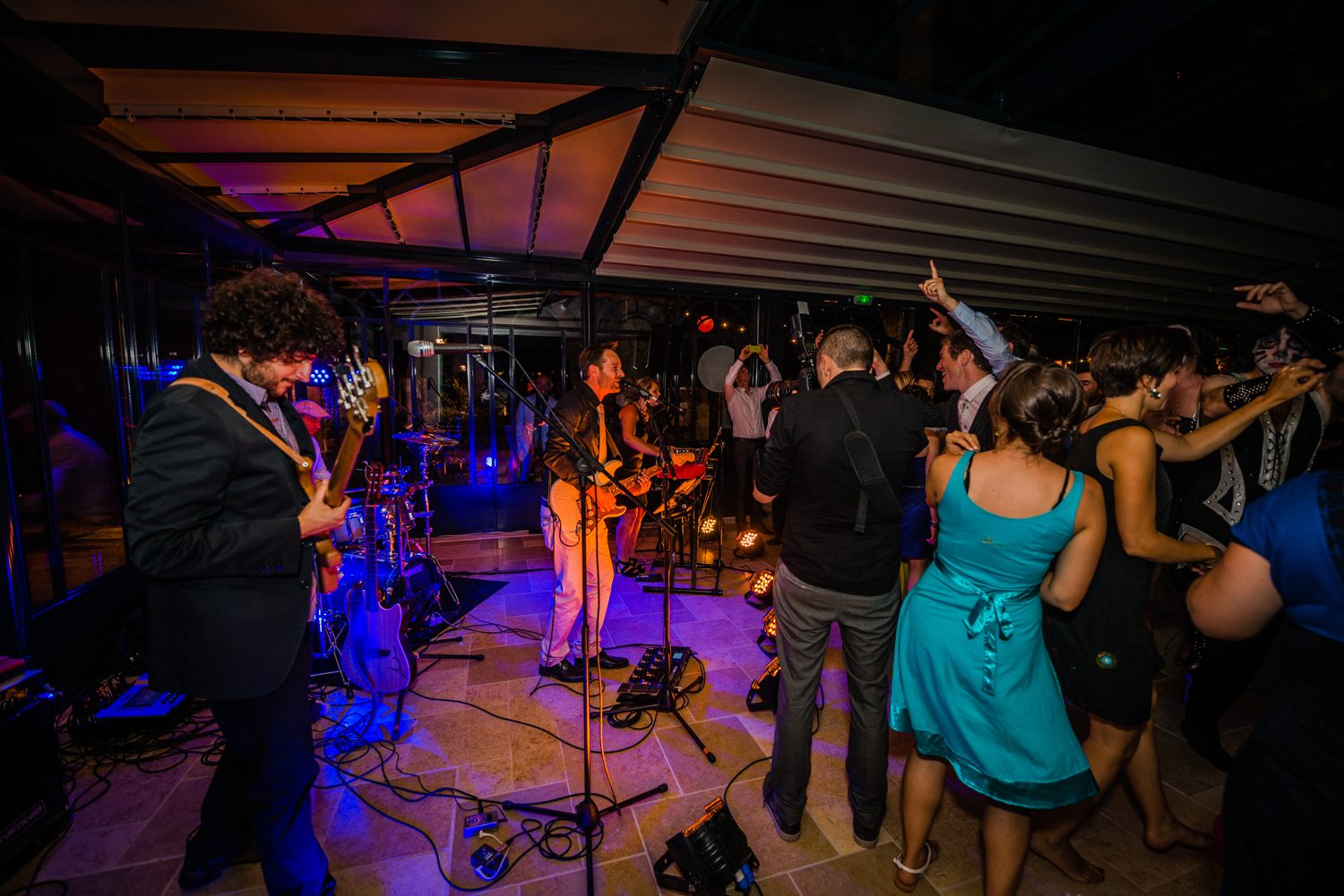 Le groupe live et les invités qui dansent