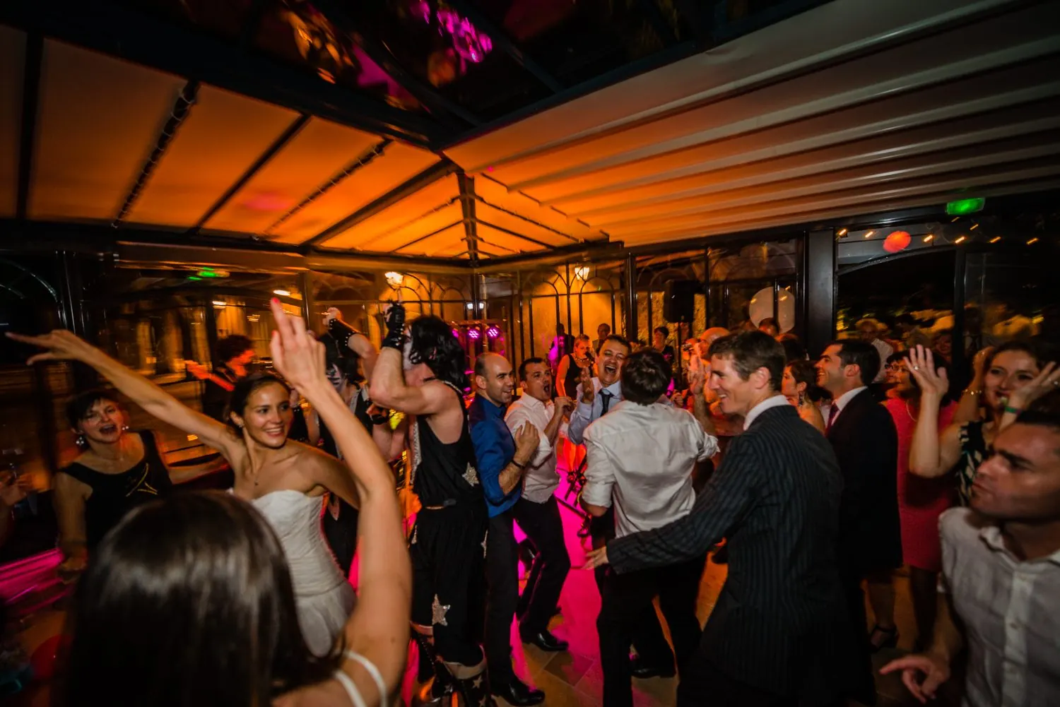 Piste de danse pleine pendant un mariage