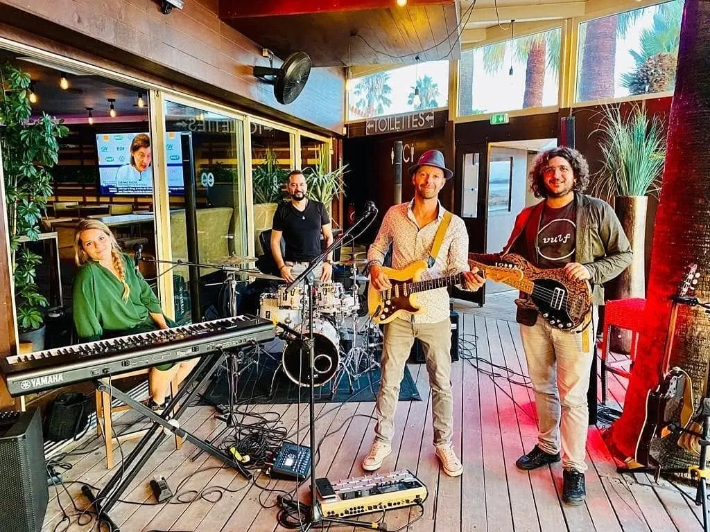 Groupe live sur la terrasse d'un bar