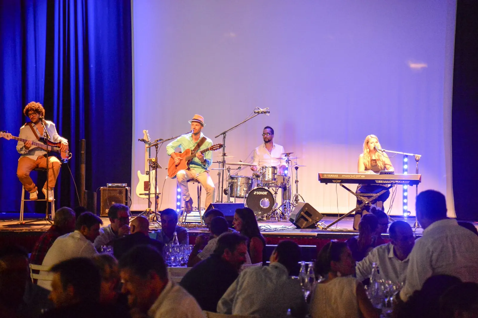Groupe live pendant un dîner d'entreprise