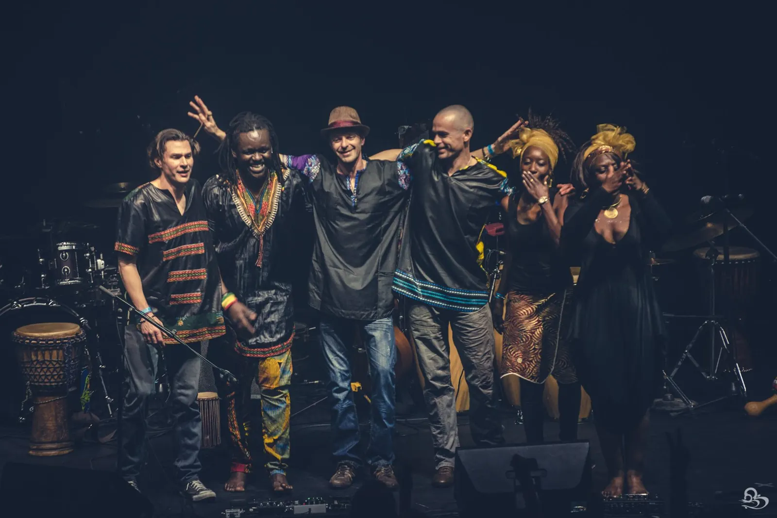 Les artistes saluent le public à la fin du showcase