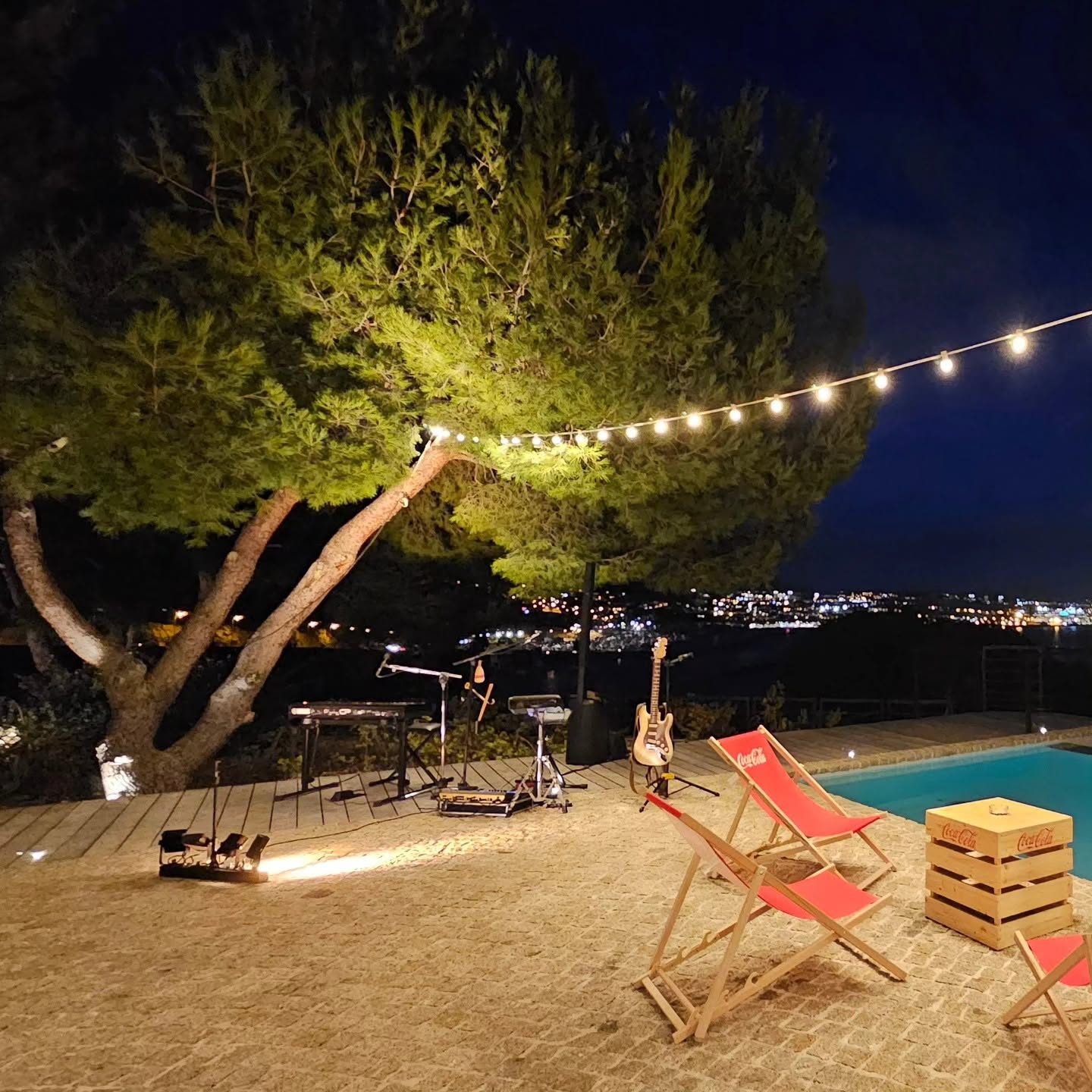 Scène de nuit sous les pins, au bord de la piscine