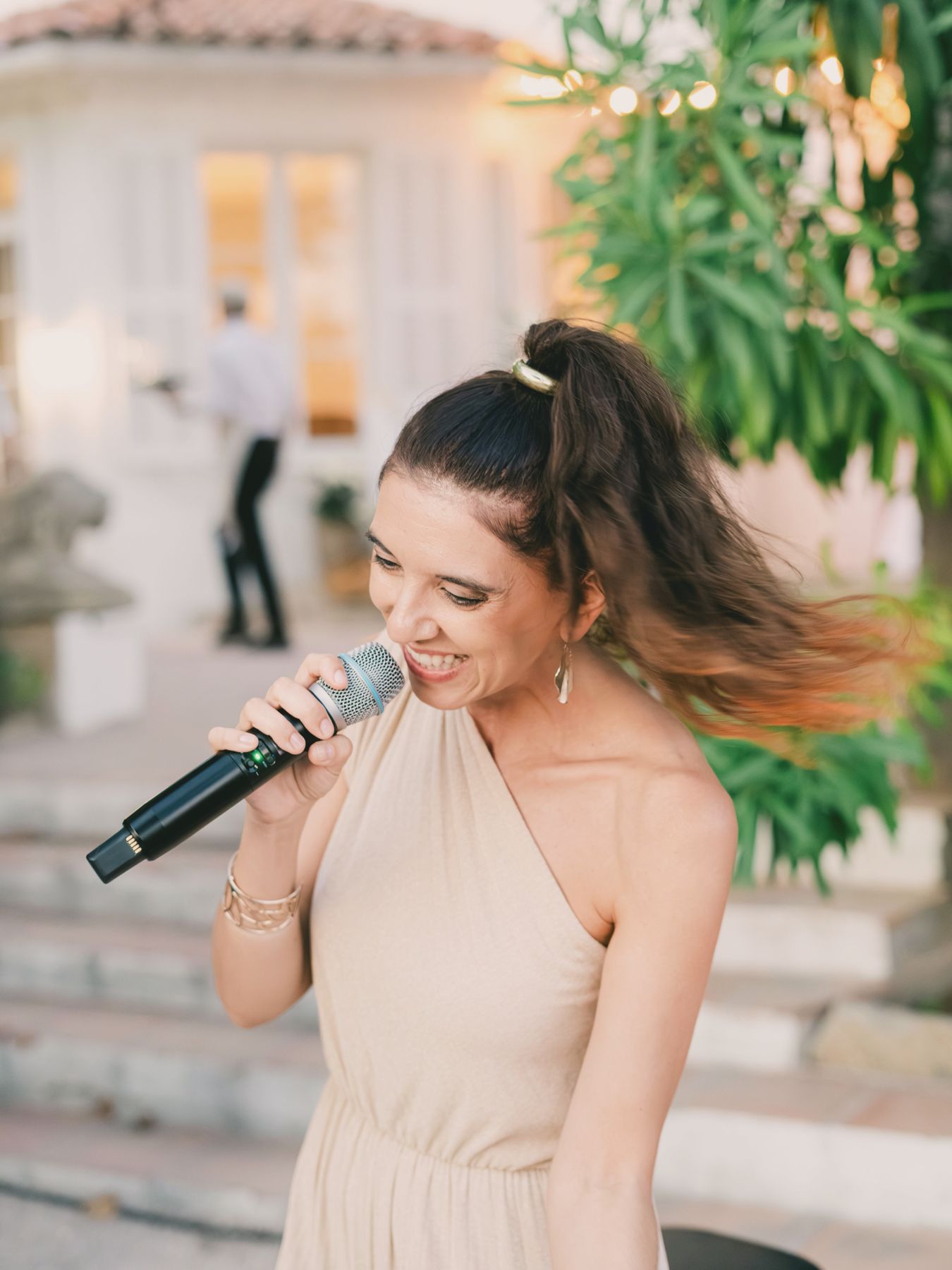 Camille au chant pendant le cocktail