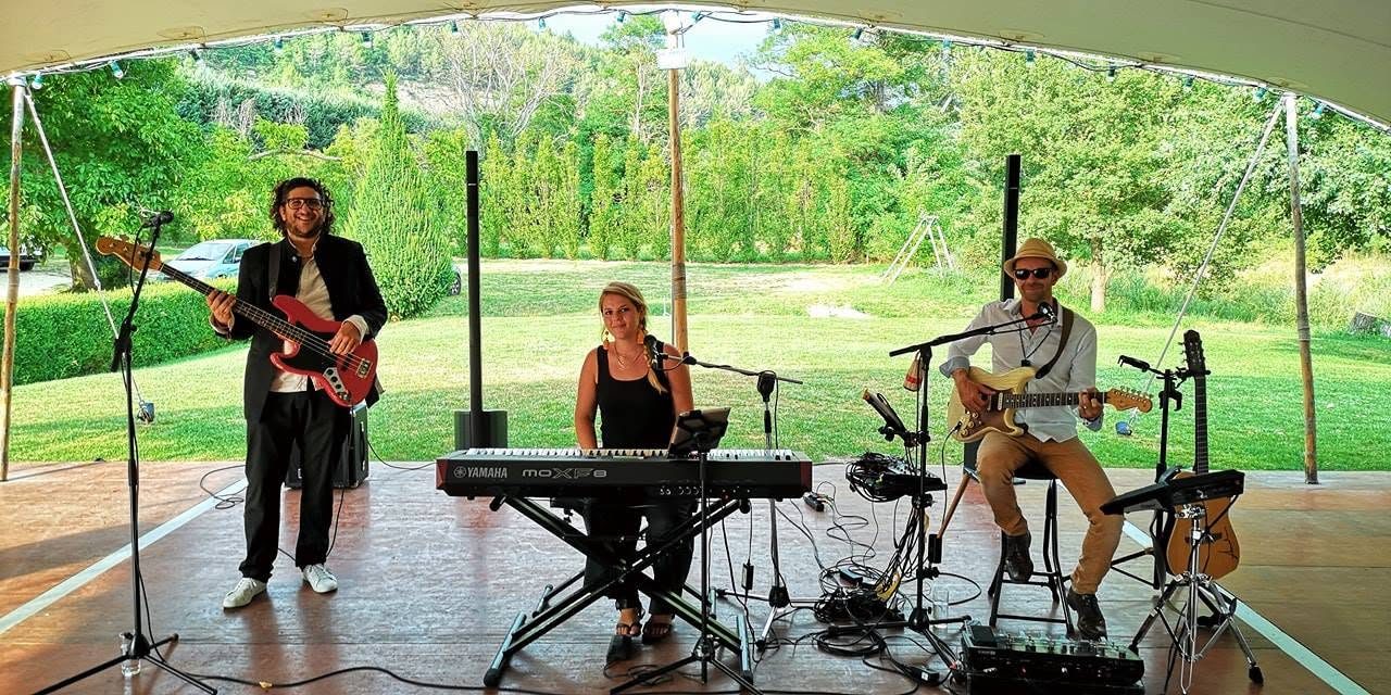 Trio live sous une tente dans un jardin